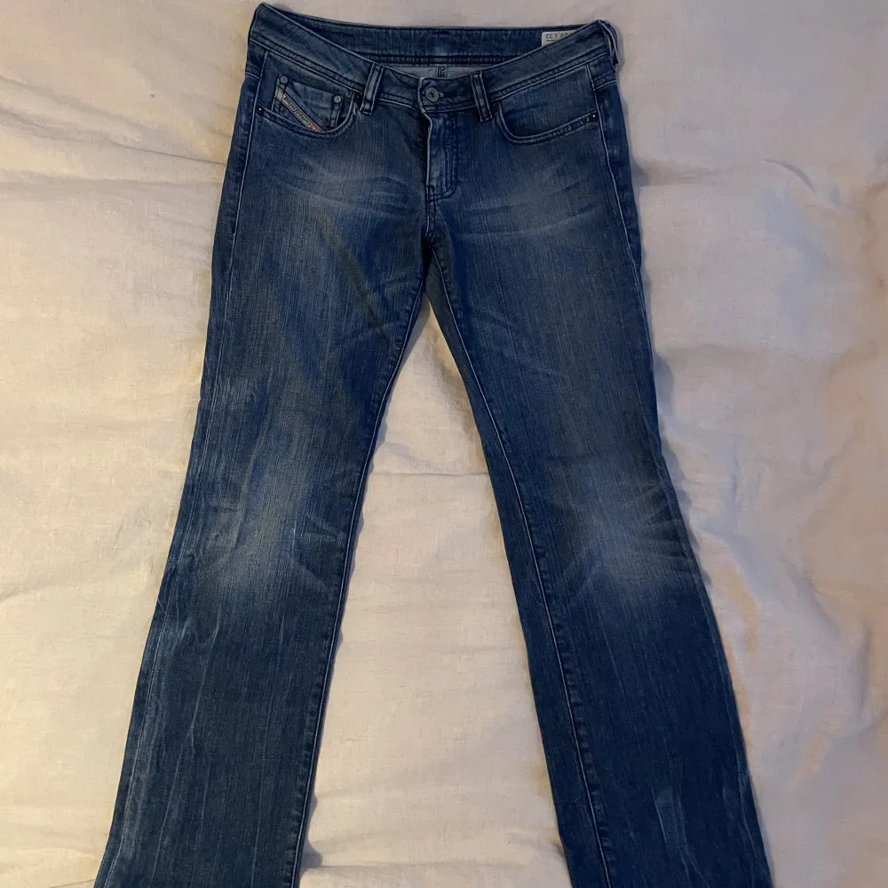 Säljer mina lågmidjade diesel jeans köpta på secondhand då dom är för små för mig. Stjärnorna har jag målat dit själv.. Jeans & Byxor.