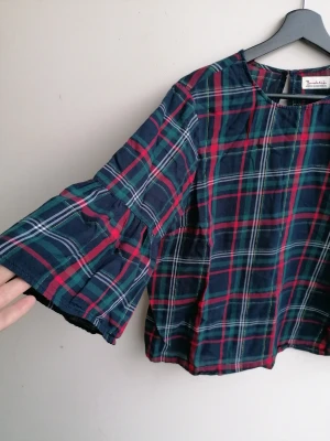 Din nya outfit för Julafton!!  - En kjol och blus i matchande par. Den perfekta outfiten för Julafton. Blusen är storlek M och kjolen är storlek L.  I sparsamt använt skick.