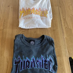 2 st thrasher t-shirts - En vit och en grå T-shirt med de klassiska thrasher flamesen,  Tänker mig 250kr/st eller båda för 400kr Båda tröjorna i storlek L  Köparen betalar frakt  Betalning genom swish