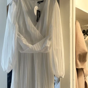 STUDENTKLÄNNING! - Köpte flera st och därav har jag massa studentklänningar med prislapparna kvar på, denna är aldrig använt. 