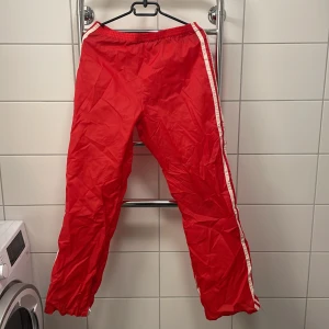 Röda prassel byxor - Bra skick Retro prasselbyxor Överdragsbyxor 