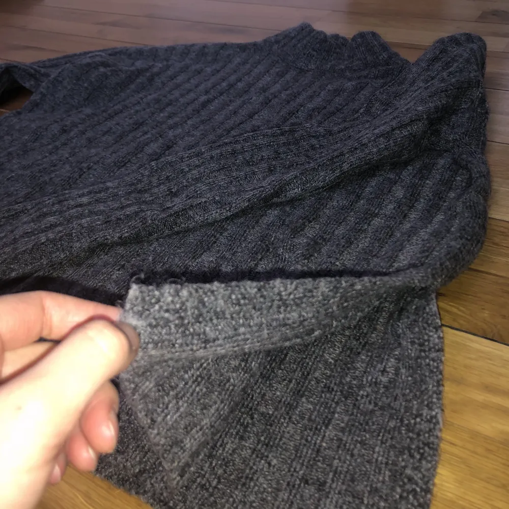 Grå stickad tröja med slits från pieces i storlek xs! Pyttelite stickig - dock inget problem om man har en topp under. Jag har aldrig använt den, så den är som ny🥰. Stickat.