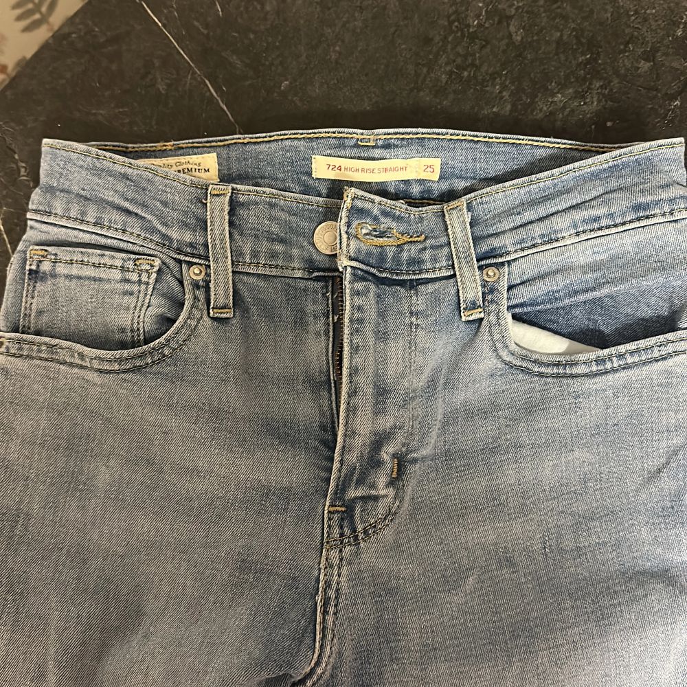 Snygga Levis jeans i bra skick! Passar nån som är 150-160 då dom är avklippta nertill. Jeans & Byxor.