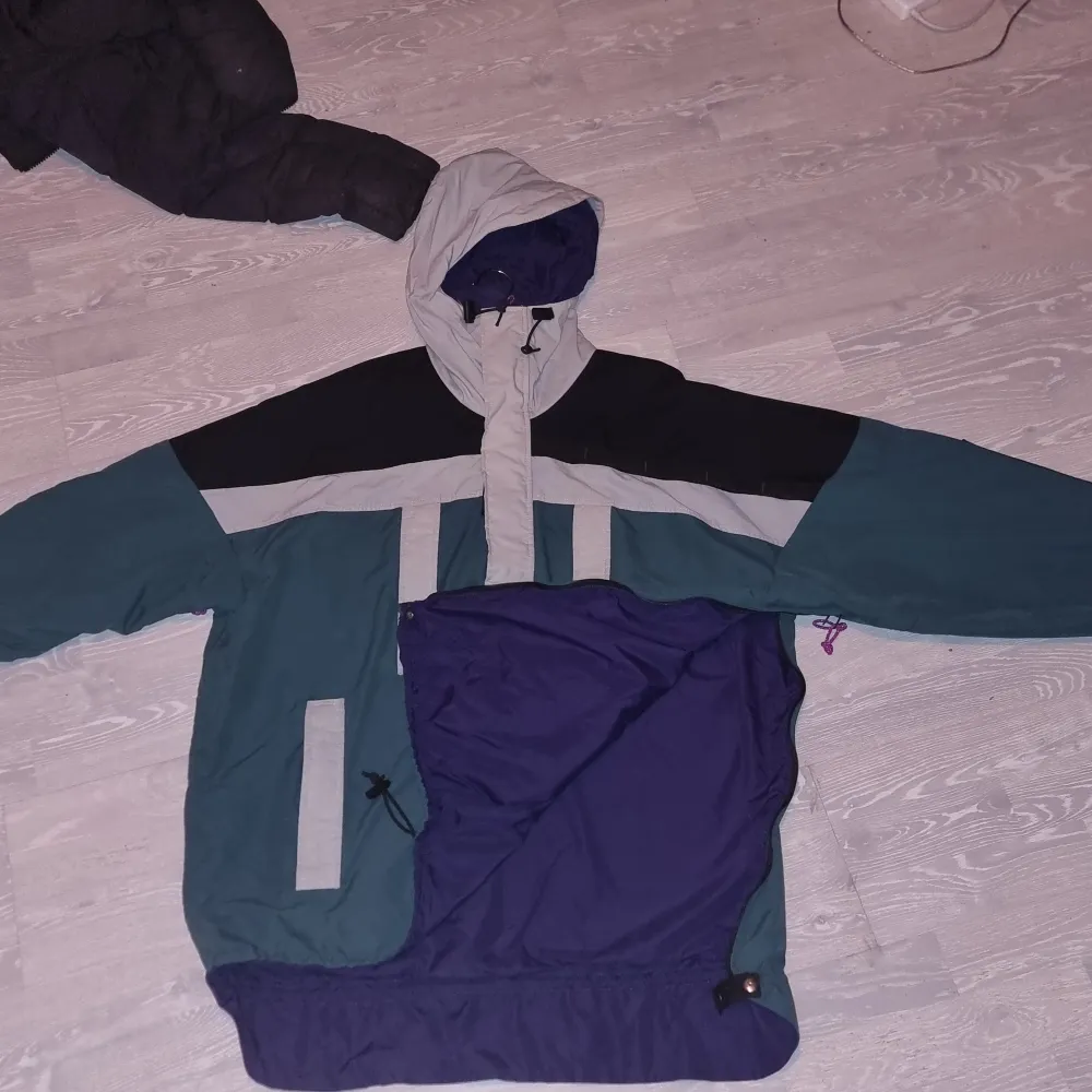 Väldigt fin retro jacka i storlek xl, passar väldigt bra om man vill ha lite mer oversized. Passar mig som är 185cm.. Jackor.