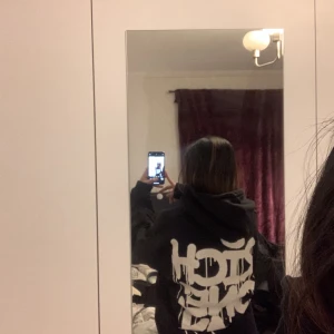 En hoodie i storlek XL - En svart hoodie i storlek XL från New Yorker. Den har ett stort tryck på baksidan. Priset kan diskuteras. Köparen står för frakten💕