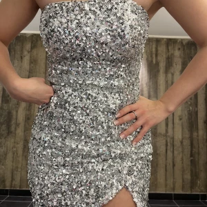 Nyårsklänning Nelly 🤍 - Säljer då jag tyvärr anser den lite liten på mig, jag brukar ha xs/s så skulle säga att den passar någon som har xxs/xs bättre. Jag är 160 som referens. Frakt tillkommer. Den är slutsåld på hemsidan och endast testade därav priset! Föraren till kvarn ❤️‍🔥