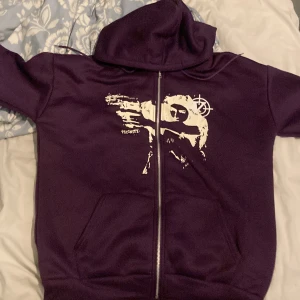 Vicinty zip hoodie - Lila zip hoodie från vicinty som inte säljes längre, oanvänd så skicket är bra. Tröjan i sig är väldigt mjuk. Original priset är 600-700 kr ungefär.