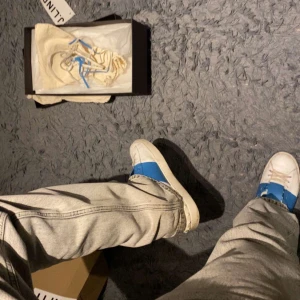 Valentino skor - Säljer dom här super fina blåa valentino skorna 💗 Påse, box och snören till skorna får man med💗 Dom är storlek 40 men passar 42 också💗 