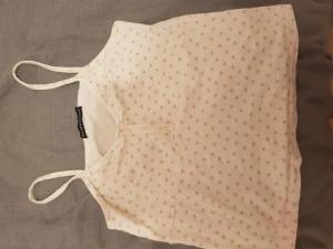 Brandy linne - Säljer detta söta linne från brandy melville med blommor på. Aldrig använd endast testad. Säljer då det inte riktigt är min stil.💖