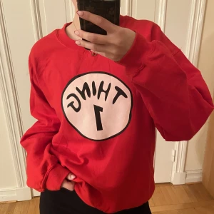 Röd vintage sweatshirt - En oversized röd tjocktröja. Köpt på en vintage secondhandaffär i Göteborg.😍