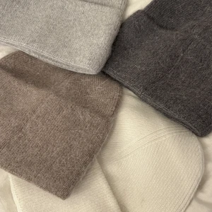 MÖSSOR  - Vinterns finaste och skönaste mössor 299:-/st finns i mörkgrå, ljusgrå, brun och vit ⭐️💗💓