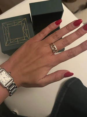 Maria nilsdotter ring - Så fin jaw ring från Maria nilsdotter! Ny pris tillsammans är 3300. Går att lämna in till Maria nilsdotter om man hade velat justera storleke. Jag byter inte!!!! 