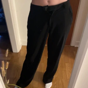 Kostymbyxor  - Säljer mina så snygga kostymbyxor som har blivit för stora. Dom är storlek 36 men skulle säga iallfall 38. Jag är 168🤗