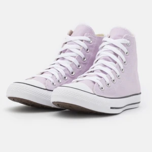 Lila converse stl 41,5 - Säljer mina lila chuck taylor allstars. De är stl 41,5 men skulle säga att de passar både 40, 41 och 42. Jättefina och bekväma. Säljer då de inte kommer till användning. Använda ett fåtal gånger och kommer i original förpackning. Skriv för fler bilder. 