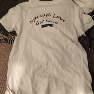 T-shirt  - Julia T-shirt, frakt tillkommer på 40kr 👩🏽‍❤️‍💋‍👩🏼