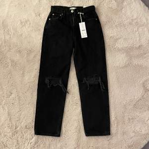 Säljer ett par helt oanvända jeans från Gina Tricot, därav finns prislappen kvar! Kontakta mig för eventuellt fler bilder. Köparen står för frakten!💗