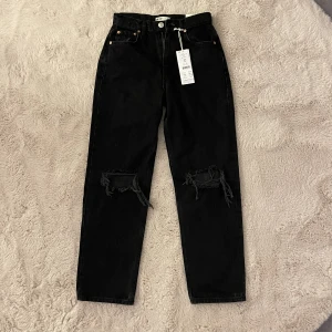 Gina 90s petite high-waist jeans  - Säljer ett par helt oanvända jeans från Gina Tricot, därav finns prislappen kvar! Kontakta mig för eventuellt fler bilder. Köparen står för frakten!💗