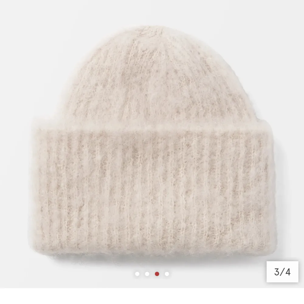 Säljer denna oanvända mössan från carin wester i mohair, sjukt snygg men har inte blivit använd❤️. Accessoarer.