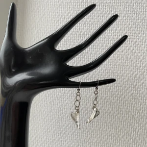 Hjärtformade örhängen  - Så vackra hjärtformade örhängen! Vi har gjort örhängena av ett armband. 