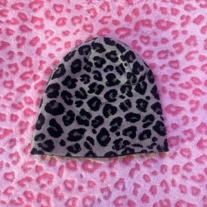 Cool mössa - As cool mössa i leopard stl XS, köpt för jättelänge sen