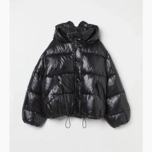 Jacka  - En jättefin och trendig hm jacka som är i nyskick, storlek S men är lite oversized. Nypriset är 700kr. Ses bara i Stockholm.