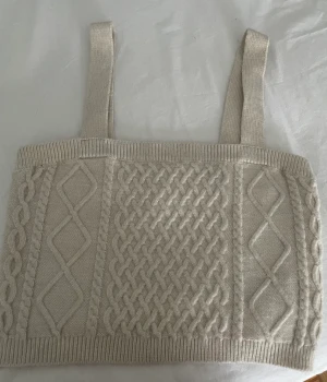 HM topp - Super söt topp från HM som inte kommer till användning! Använt en gång innan därav i väldigt bra skick! Skriv privat för fler bilder och frågor 💞 