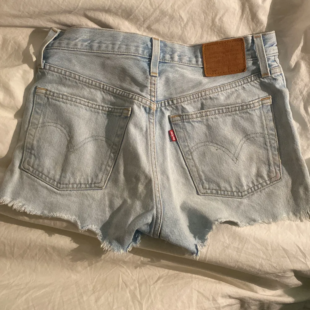 Så snygga Levis shorts som är i model 501. De är i nyskick då jag ändrat använt de ett fåtal gånger. Kan mötas upp i Stockholms eller också skicka. Då står köparen för frakt.. Shorts.