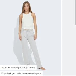 Bikbok low waist jeans grå - Säljer mina low waist jeans från bikbok som är slutsålda online och i flesta butiker. Säljer då de är lite för stora för mig. Använda ca 3 gånger så i väldigt bra skick