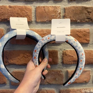 Hej👋 - Jag säljer två par by malina diadem. Ordinarie pris är 400 för ett men jag säljer ett för 100 kr. De är helt oanvända jag fick de för kanske 3 månader sen men har aldrig använt de❤️jag kan mötas upp och skicka men frakt ingår inte