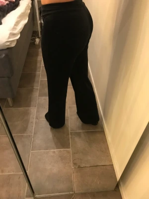Jättesköna mjukisbyxor - Nyskick, säljer för de är för korta, har långa ben. Köpta för 399kr 