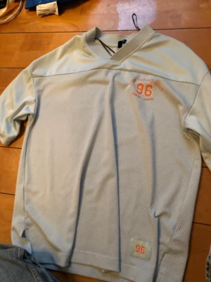 Sport tröja - Sport t-shirt! Använd några gånger! Frakt tillkommer på 40kr:)