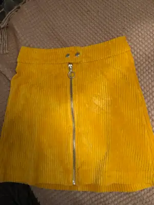 Gul kjol! Köptes 2018 och har använt mycket! Frakt tillkommer på 40kr 🎄