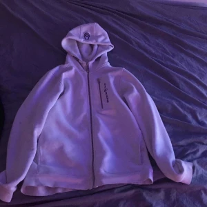 Sail racing tröja - Säljer min sail racing tröja för jag börjar växa ur den, köpte den ny för 1000kr, både killar och tjejer kan använda 