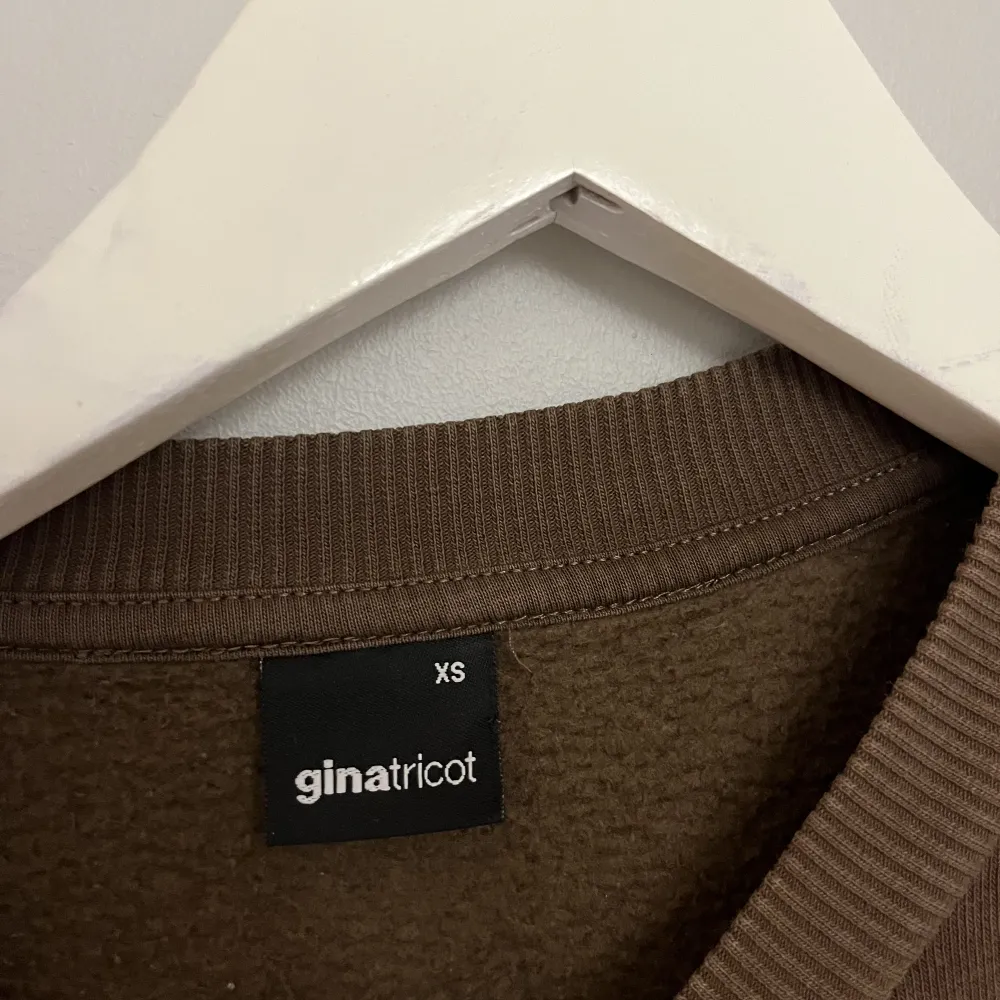 Superfin brun sweatshirt i st xs från Gina tricot💕  Tycker den är supersnygg men säljer då den är för liten för mig💕. Tröjor & Koftor.