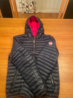 Colmar jacka - Hej  Säljer min Colmar jacka pga för liten. Den är i väldigt fint skick och enbart använt den ett fåtal gånger.