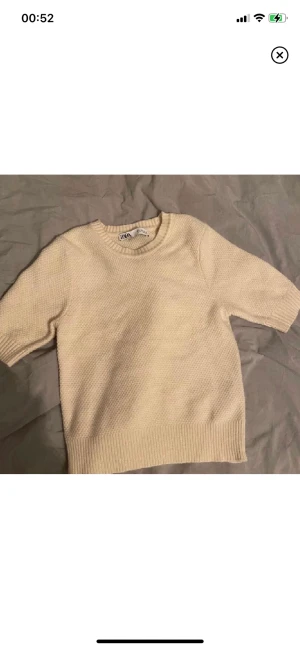 Zara topp - Lägger ut igen pga oseriös köpare! Super fin topp från zara, strl S men den är stretchig så passar även Xs och stor S! Köparen betalar frakt på 66kr💕