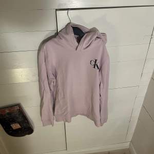 Calvin Klein Hoodie i XS. Toppskick förutom en oförklarlig fläck under märket, tror det är marmelad men honestly dk 