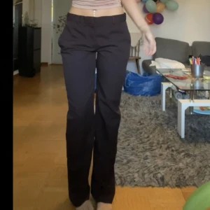 Bruna lågmidjade kostymbyxor Zara - Nästan helt oanvända bruna lågmidjade kostymbyxor från Zara! Dom är välldigt långa i längden och för referens är jag 167, midjemåttet är 83cm och innebenlängen är 85cm. Nypris 700kr🌸