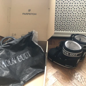 Svarta låga moonboots 39/41 - Säljer ett par svarta låga moonboots i stl.39-41. Moonboot påse & box finns om man vill ha med det 🥰. Kan hämtas på Kungsholmen i Stockholm. Vi kan mötas upp eller så kan vi skicka men köparen står för frakt. 