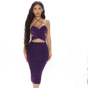 Festklänning  - Den ultimata festklänningen med öppen rygg!! Oanvänd och i storlek M. Otroligt fin mörklila färg. Första bilden är lånad. 