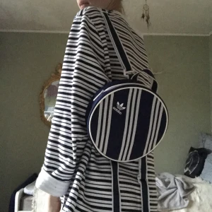 Adidas väska - En väldigt fin miniryggsäck från adidas x Ji Won Choi, som är köpt för ca 600 kr. I väldigt bra kvalitet då den knappt är använd och därav även säljs.