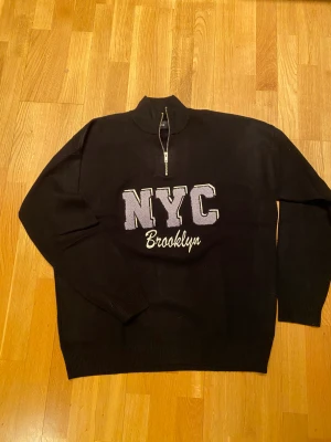 Bershka half zip tröja (Ny) M - En bershka half zip tröja helt oanvänd! Storlek M Nypris 400kr