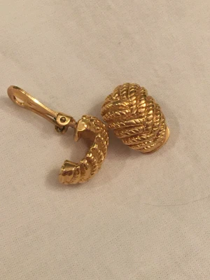 Örhängen clips  - Gyllene clips med stämpel 