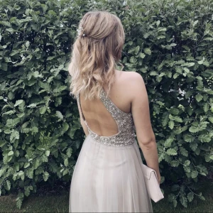 Balklänning  - Min syster säljer nu sin super fina balklänning ifrån Mascara London. Endast använd en gång! 