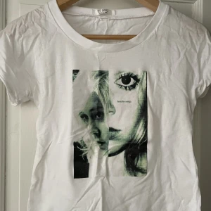 Cool screenprinted t-shirt - Säljer nu min jättefina handgjorda t-shirt köpt av @karolina.dahl är på plick. Den passar tyvärr inte längre så vill att nån annan ska kunna använda den istället! Älskar trycket och allt annat med den. Skriv vid intresse <3