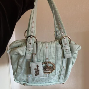 väska  - säljer nu min jättefina mintgrön/blå väska. så fina detaljer och knappt använd 