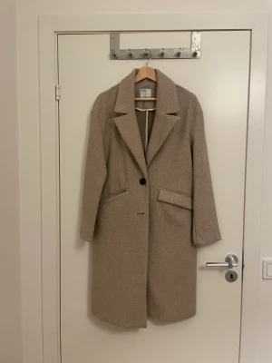 Mysig kappa från Berskha - Kappa från Berskha i strl S. Använd fåtal gånger. Värmer riktigt bra💕 knälång