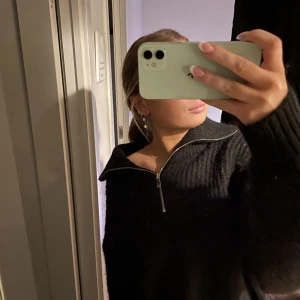 Stickad zip up  - Säljer denna jättemysiga svarta stickade tröja med dragkedja, har en likadan i grå om det är mer intresserant 💞💘💖