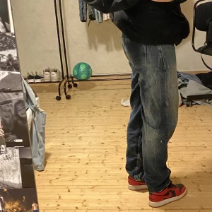 Baggy midrise y2k jeans  - Säljer mina skit snygga jeans, knappt använda och bra kvalitet men vuxit ur dom Är 165 cm lång  