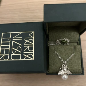 Maria Nilsdotter halsband - Säljer detta supersnygga Maria Nilsdotter halsbandet i längden 45. Perfekt längd och är väldigt unikt. Säljer då jag har andra smycken. Nypris 2500kr . (Skulle även kunna byta mot nått annat Maria smycke så hör av dig! 